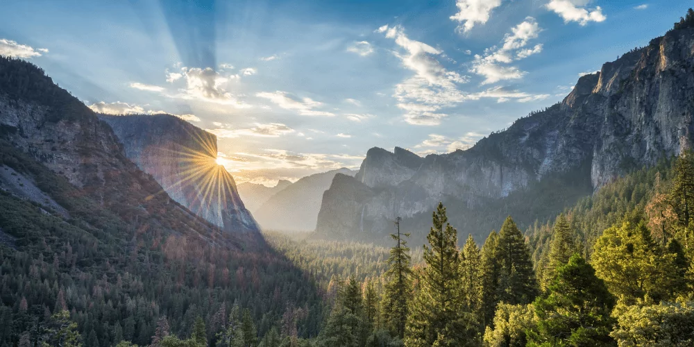 tunnel view with sun light behind the El Capitan