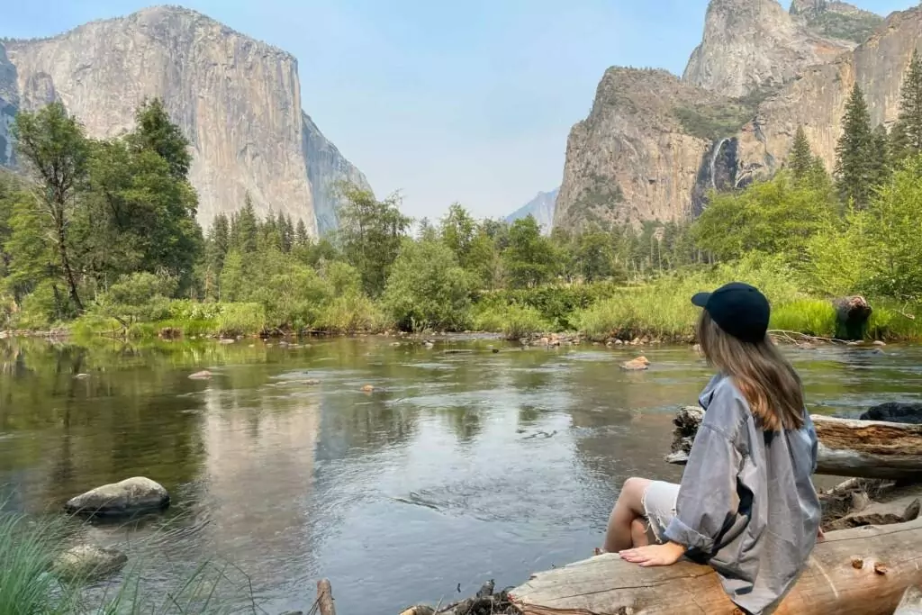 Girl looking at beautiful view of yosemite valley from the Valley View Overlook