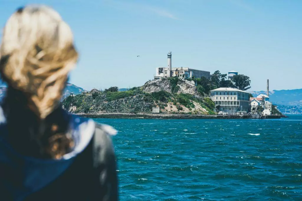 girl looking at the alcatraz island