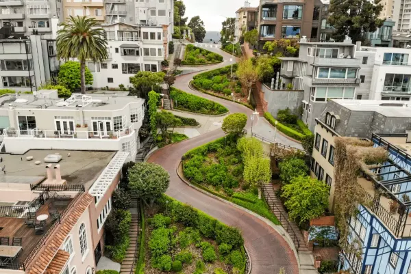 crooked street in between houses 