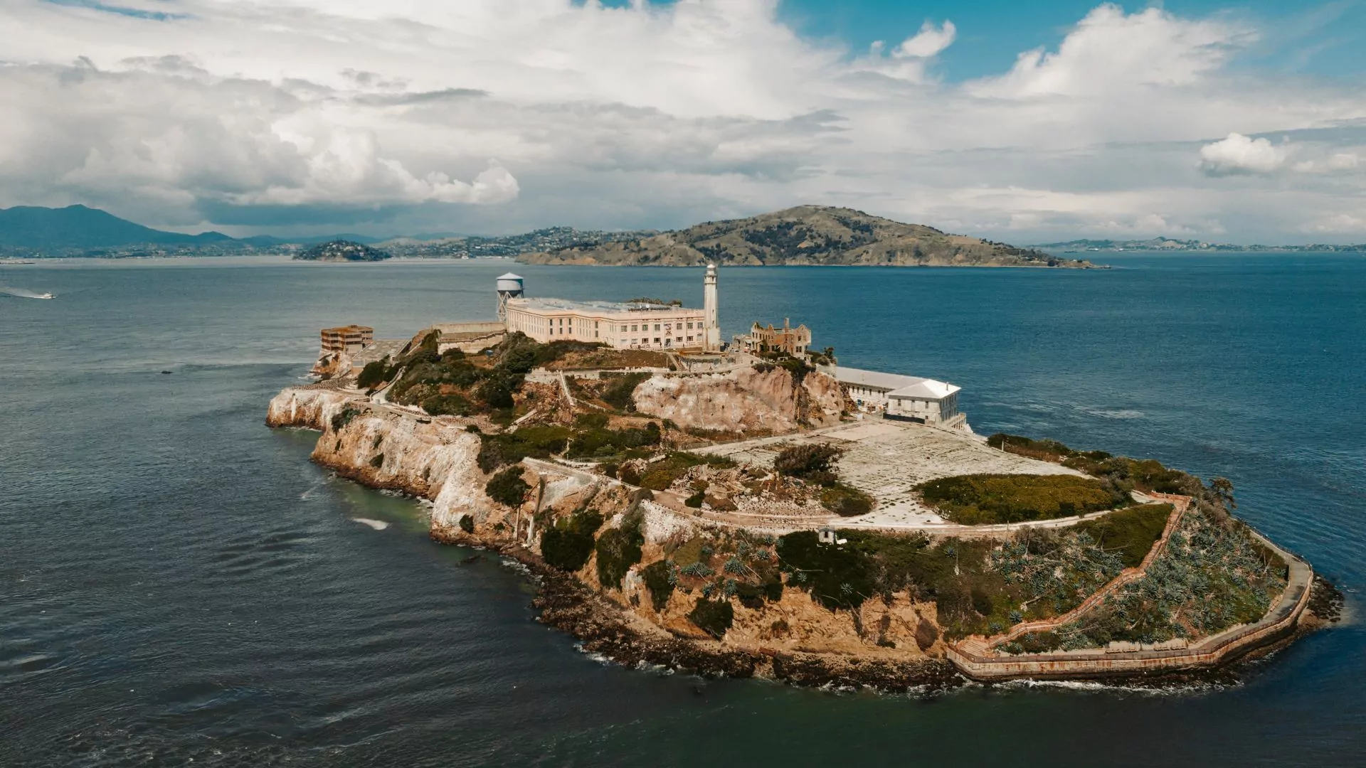 alcatraz island view from the distance